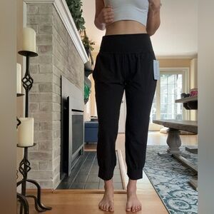 Athleta Salutation Crop Jogger in Black, Size M